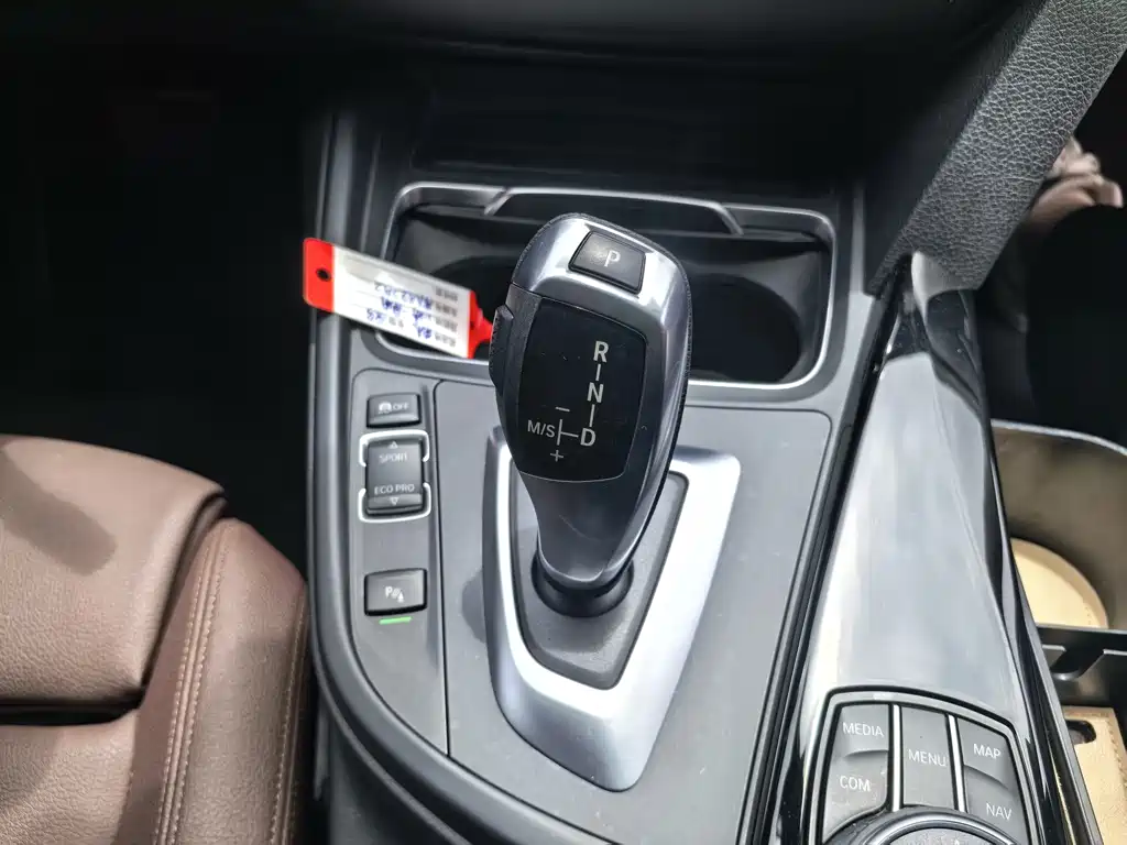 BMW 3 Series 2019 — фото 18