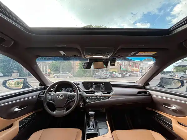 Lexus ES 2020