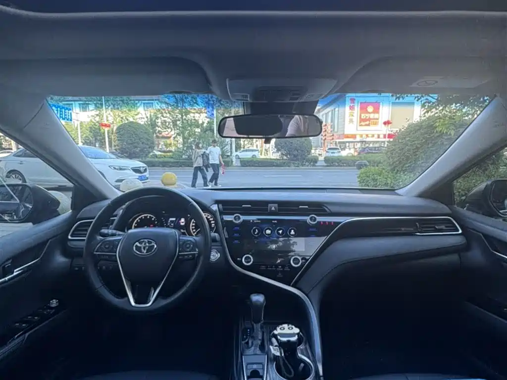 Toyota Camry 2019 — фото 10
