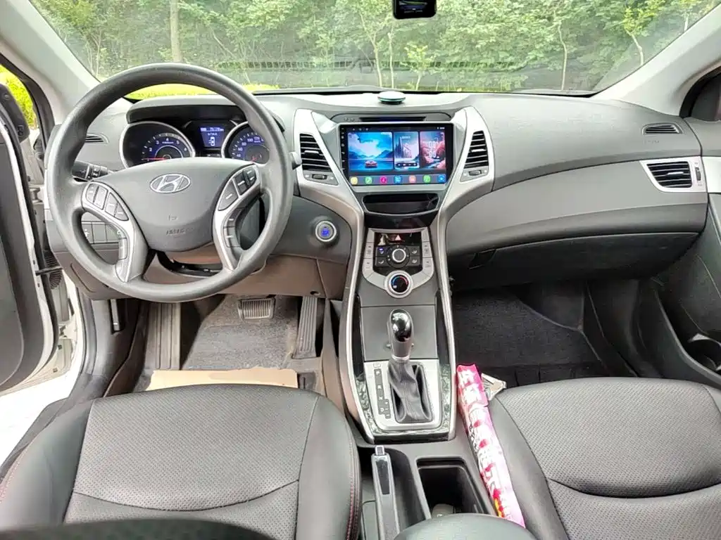 Hyundai Elantra 2015 — фото 10