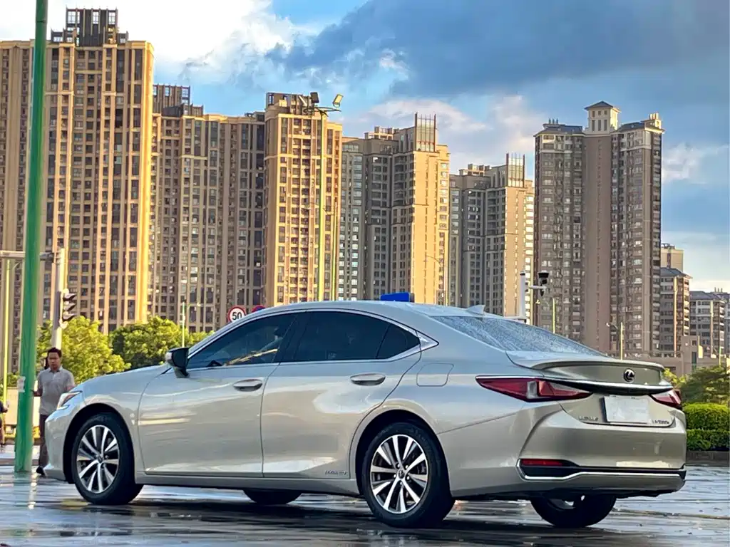 Lexus ES 2020 — фото 9