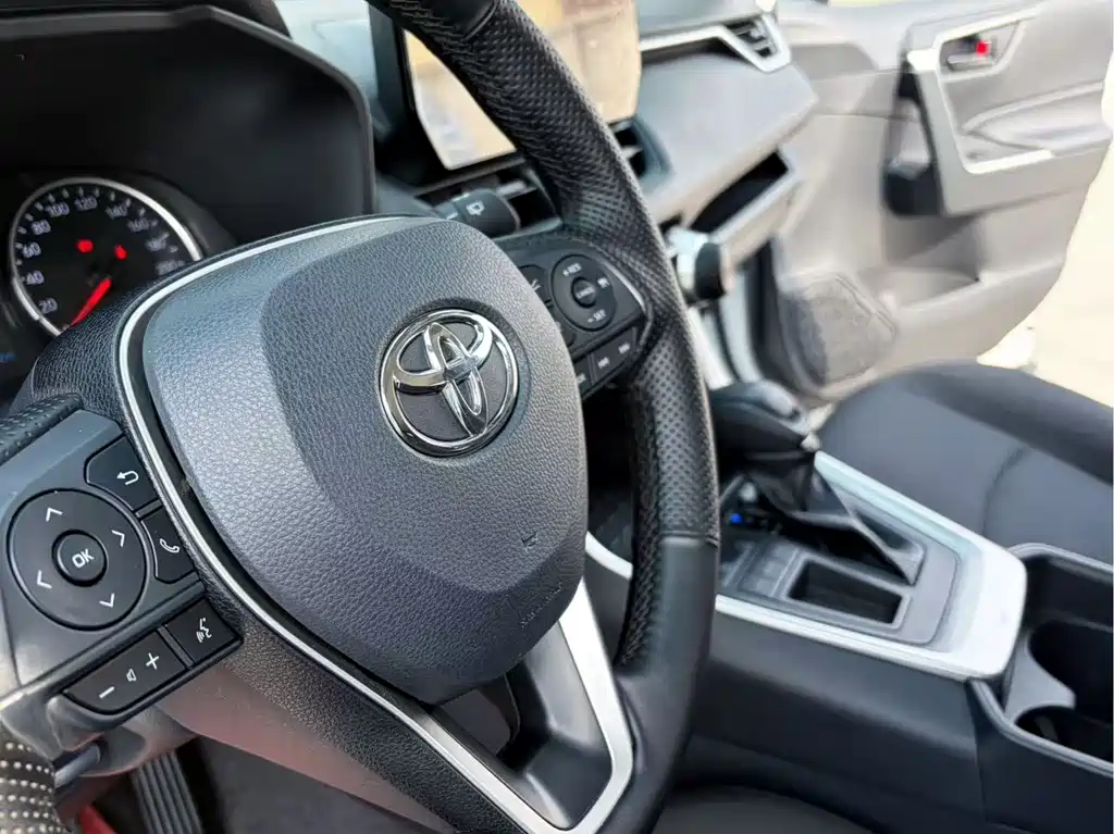 Toyota RAV4 2024 — фото 8