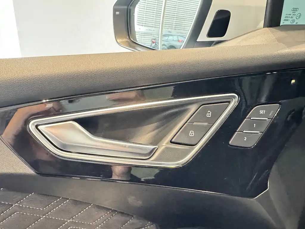 Audi Q4 e-tron 2023 — фото 11