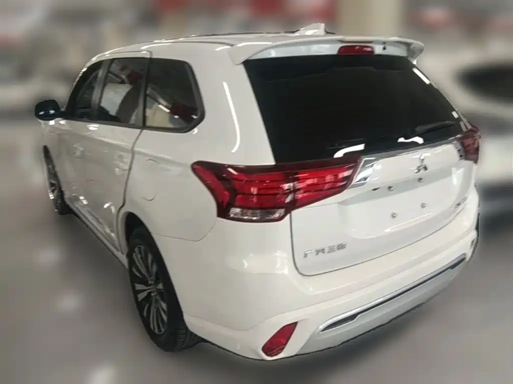 Mitsubishi Outlander 2021 — фото 9