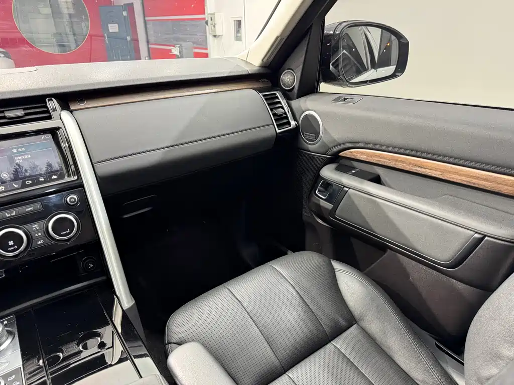Land Rover Discovery 2019 — фото 12
