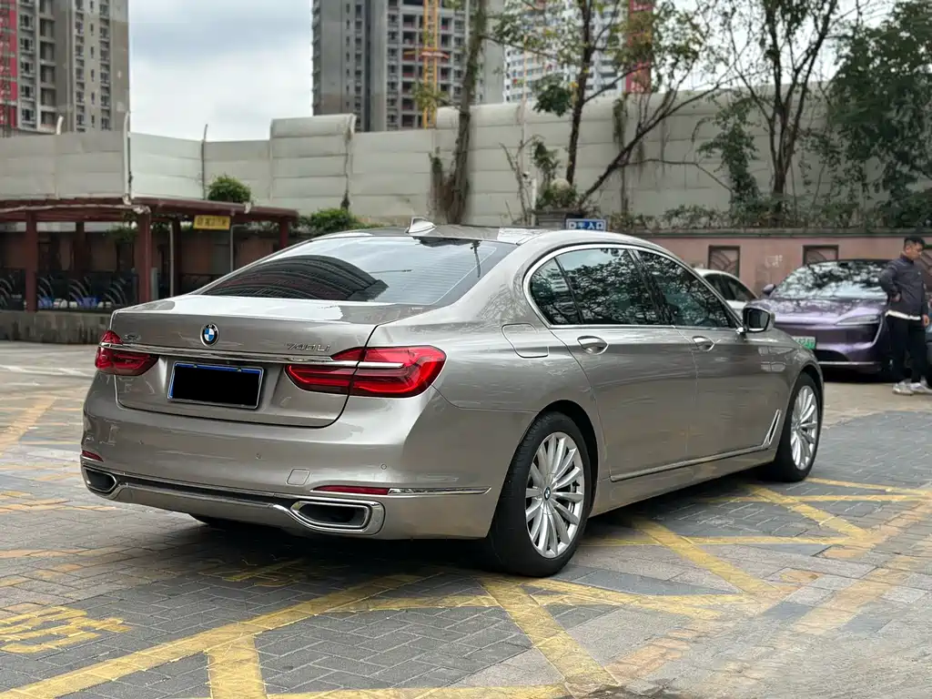 BMW 7 Series 2017 — фото 26