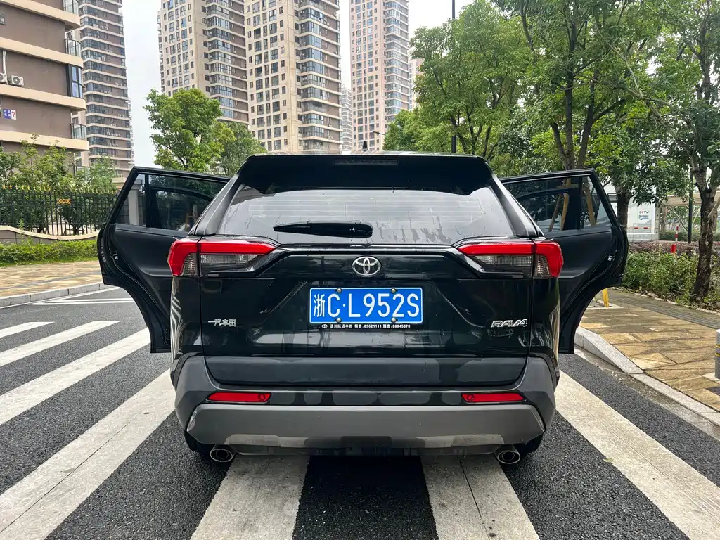 Toyota RAV4 2020 — фото 15