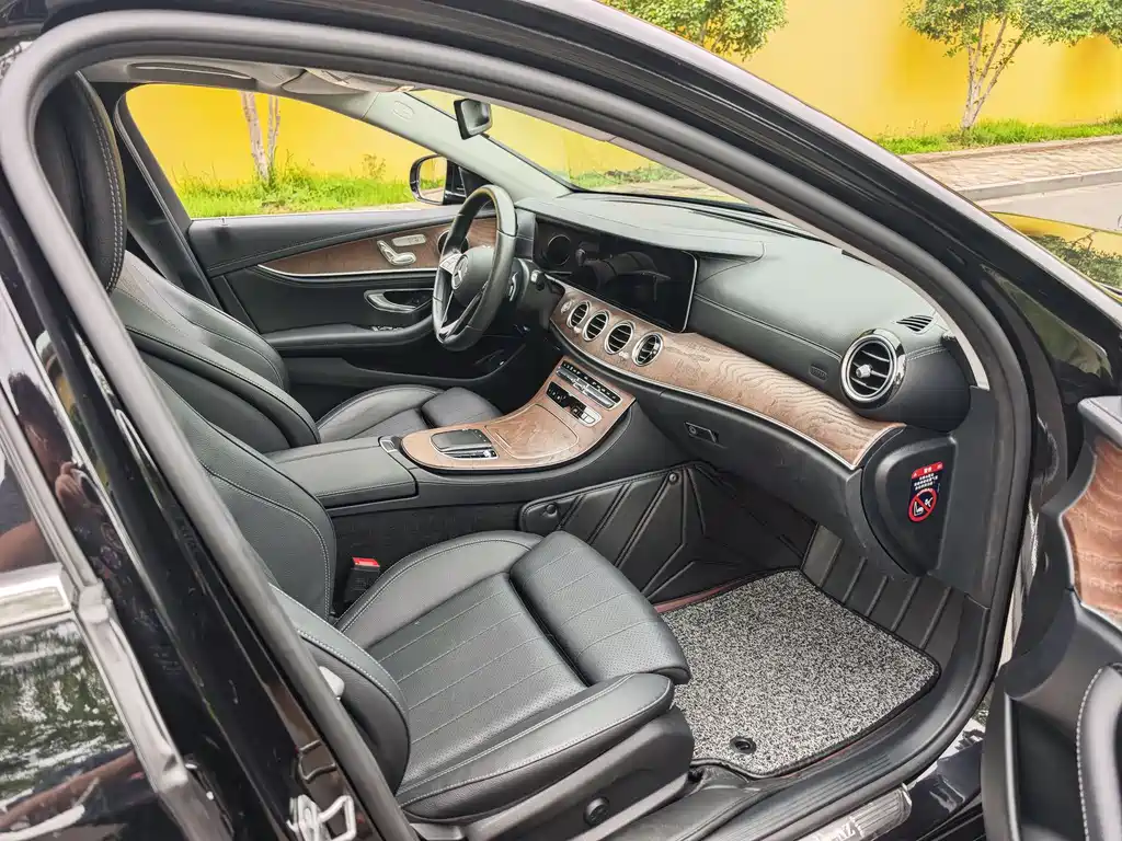 Mercedes-Benz E-Class 2023 — фото 12