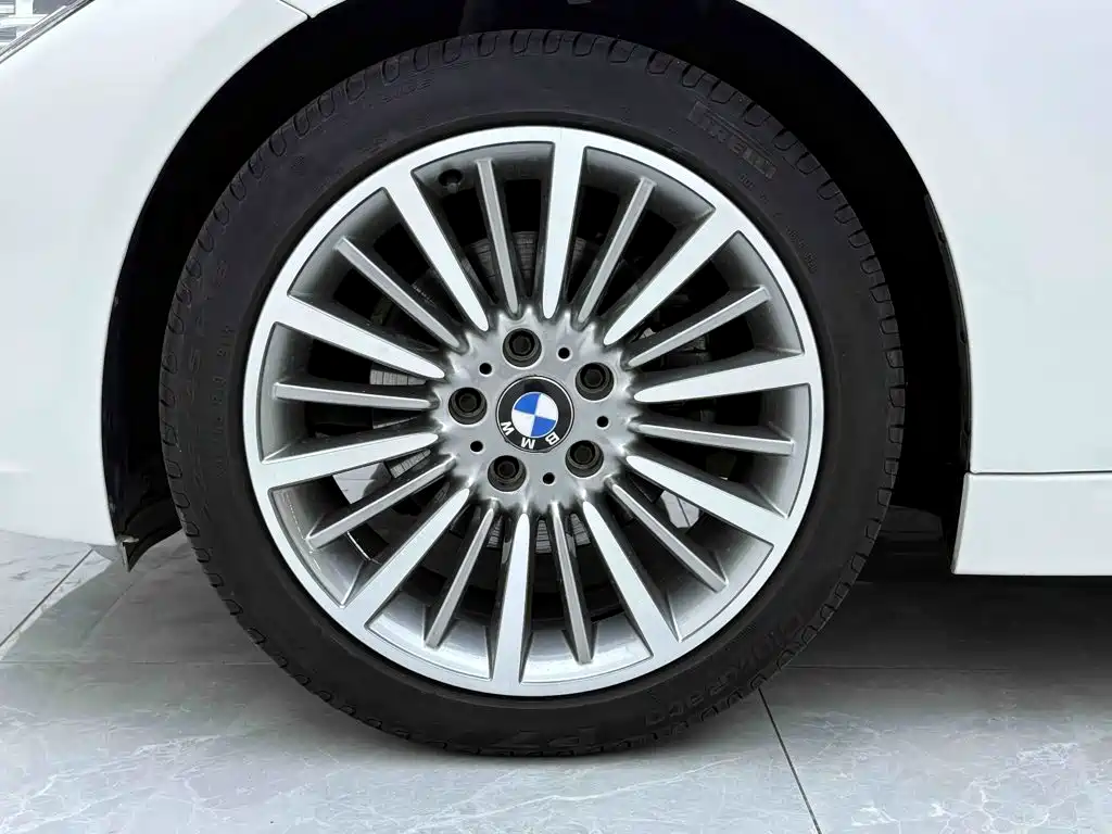 BMW 3 Series 2019 — фото 10