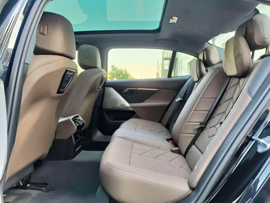 BMW 5 Series 2025 — фото 15