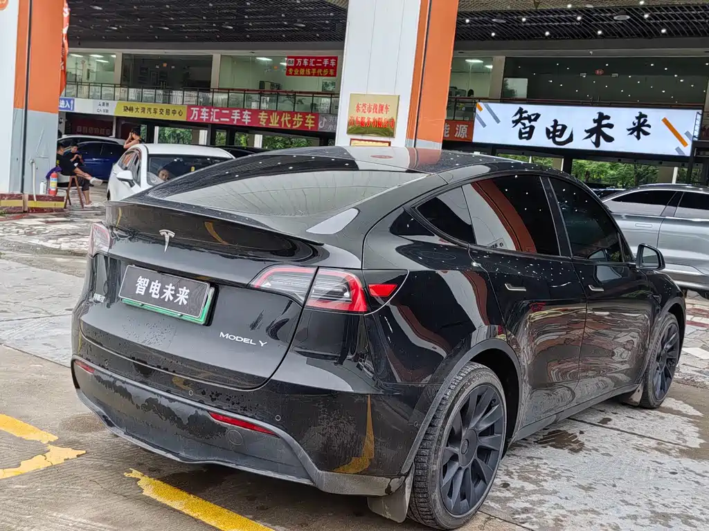 Tesla Model Y 2024
