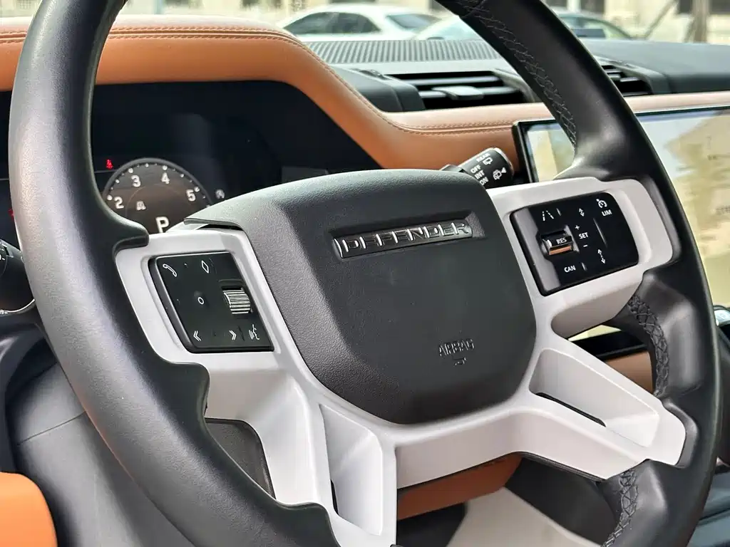 Land Rover Defender 2023 — фото 16