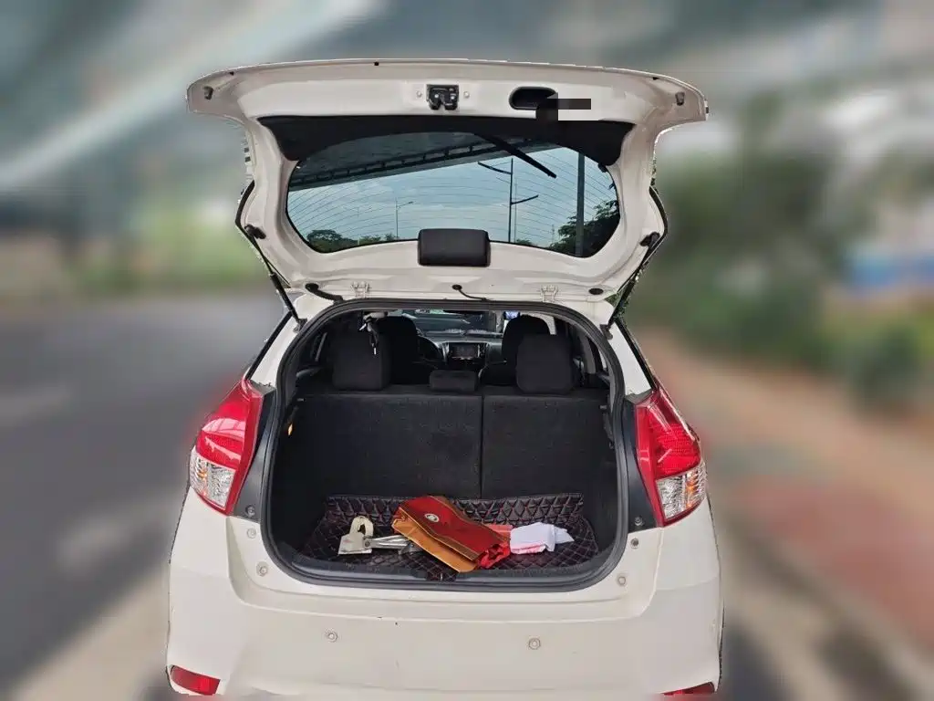 Toyota Yaris L 2015 — фото 10