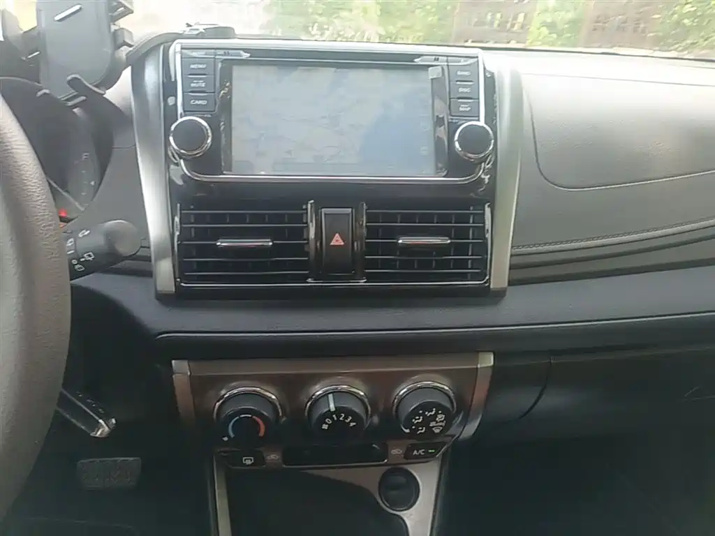 Toyota Yaris L 2015 — фото 13