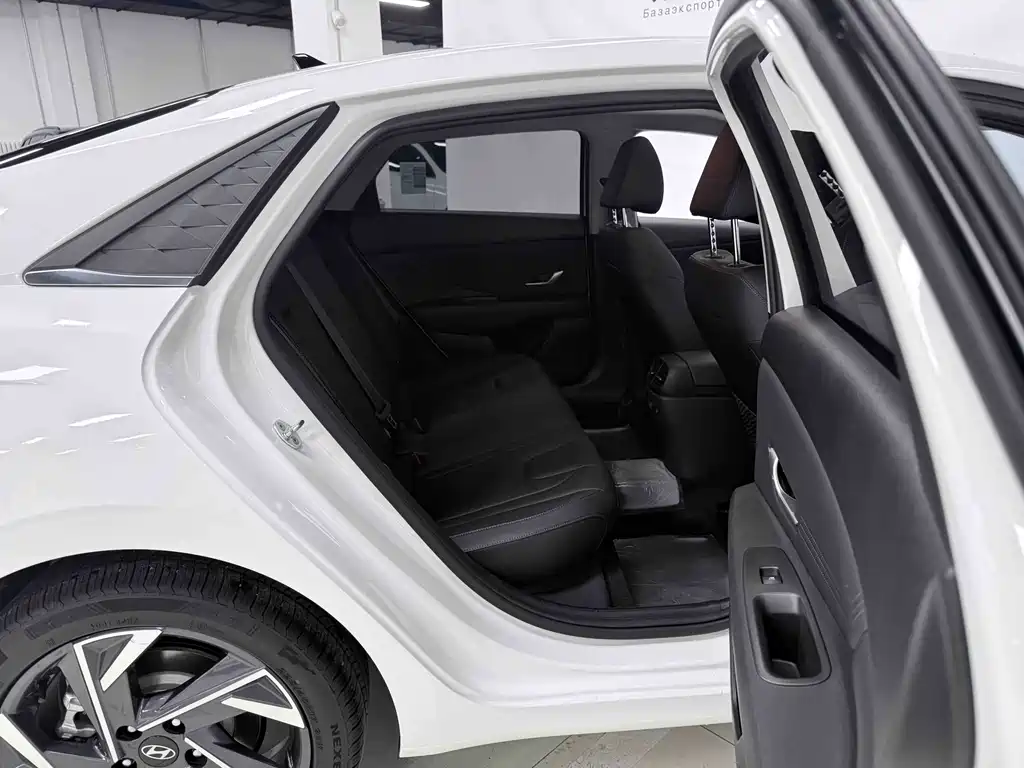 Hyundai Elantra 2023 — фото 11