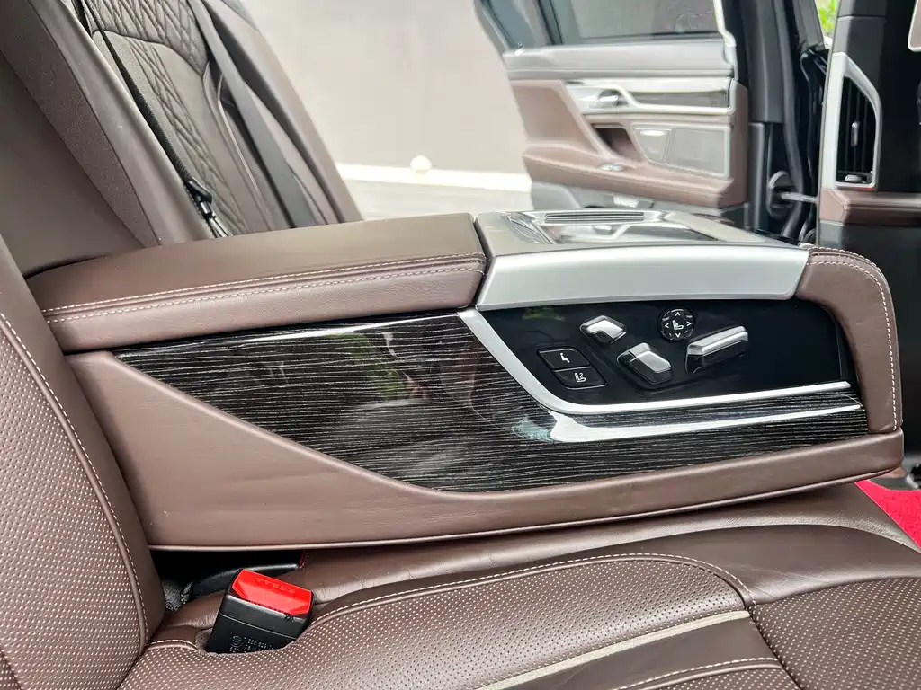 BMW 7 Series 2018 — фото 35