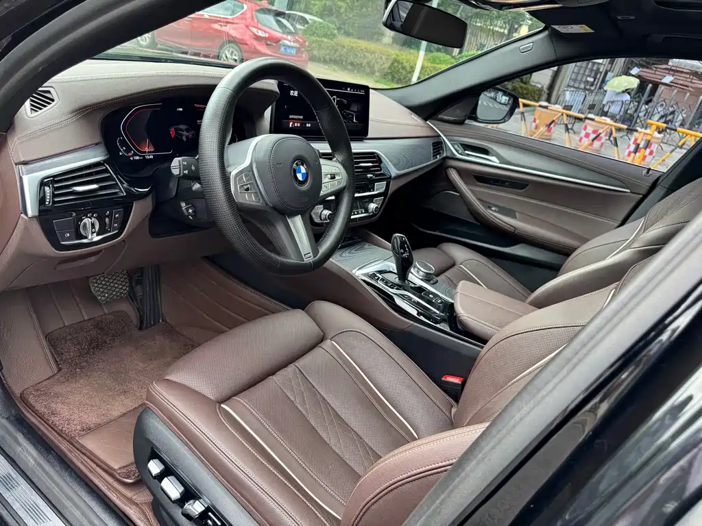 BMW 5 Series 2022 — фото 10