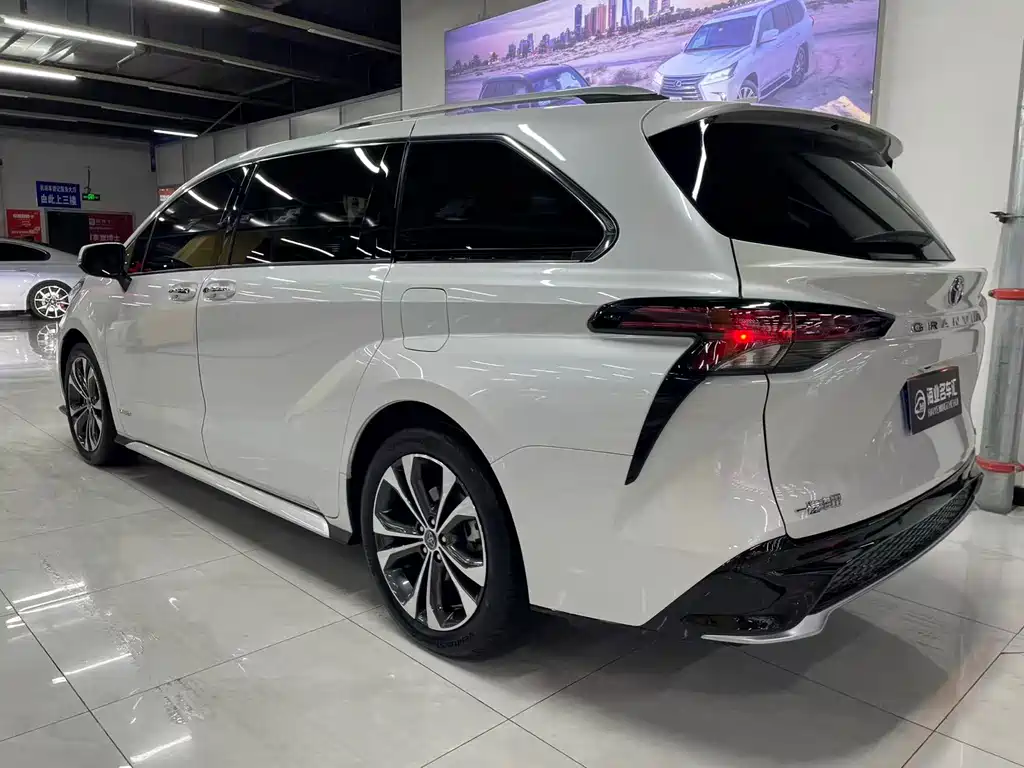 Toyota Granvia 2023