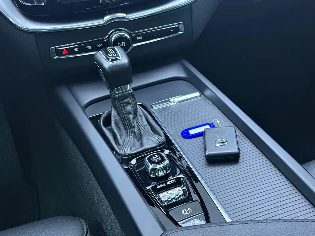 Volvo XC60 2018 — фото 15