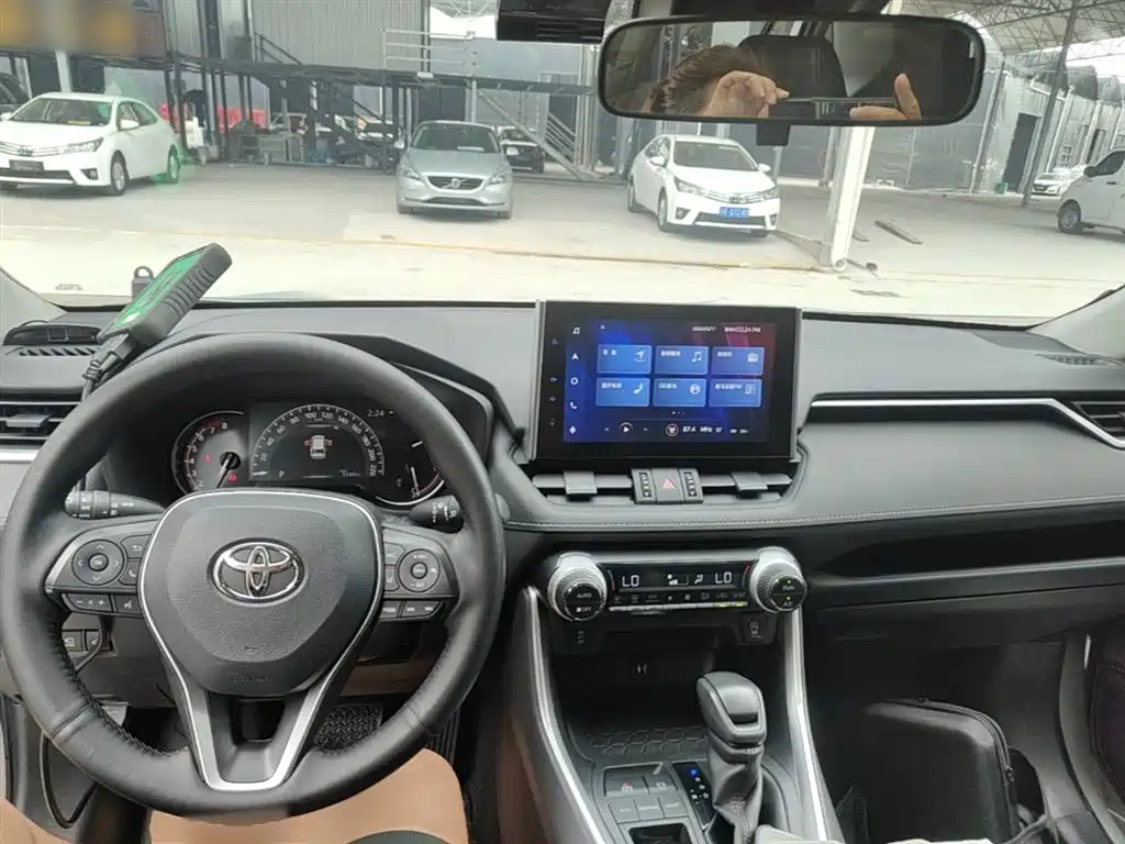 Toyota RAV4 2021 — фото 10
