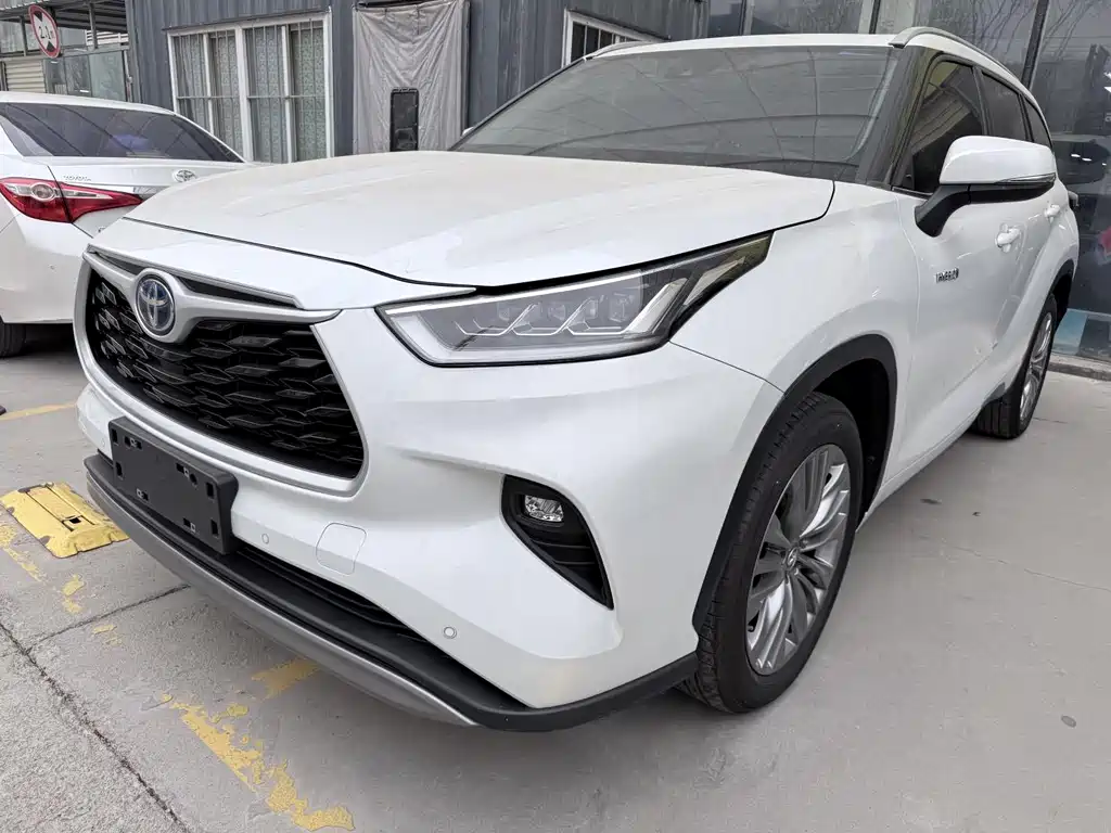 Toyota Highlander 2023 — фото 1