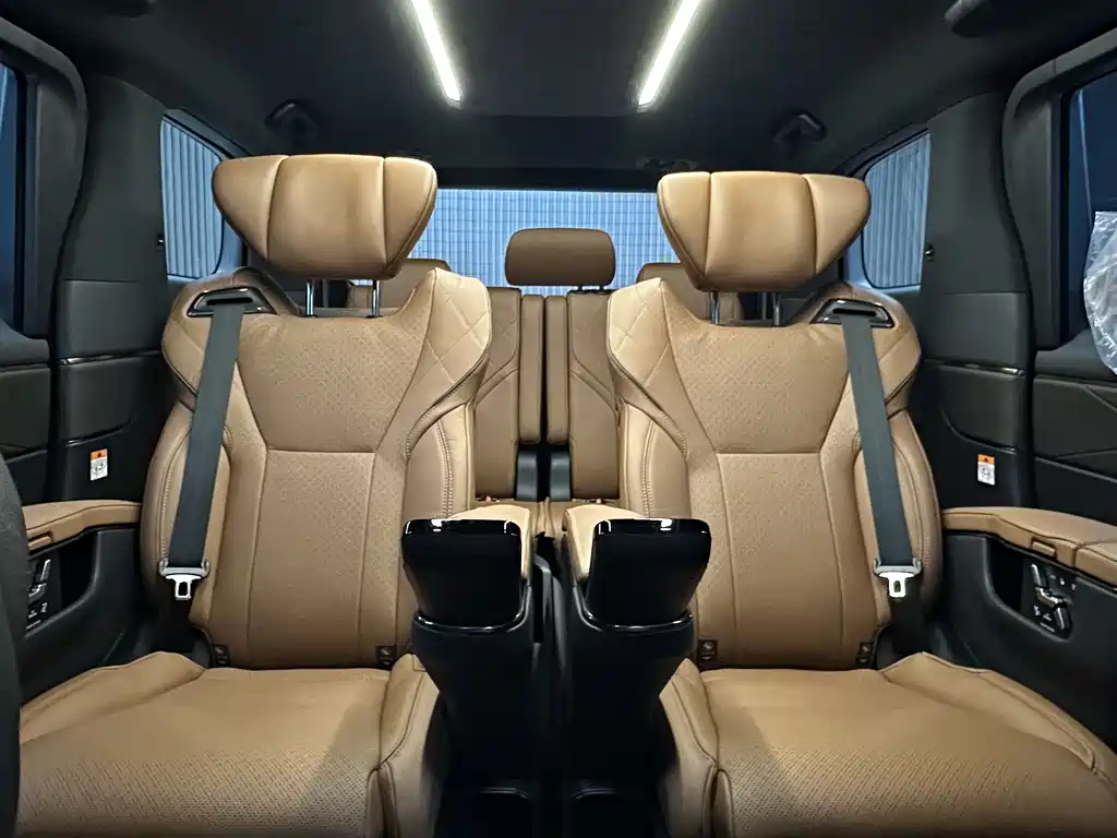 Toyota Alphard — фото 9