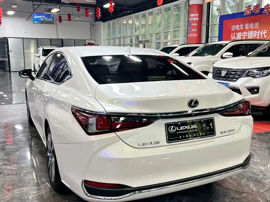 Lexus ES 2020