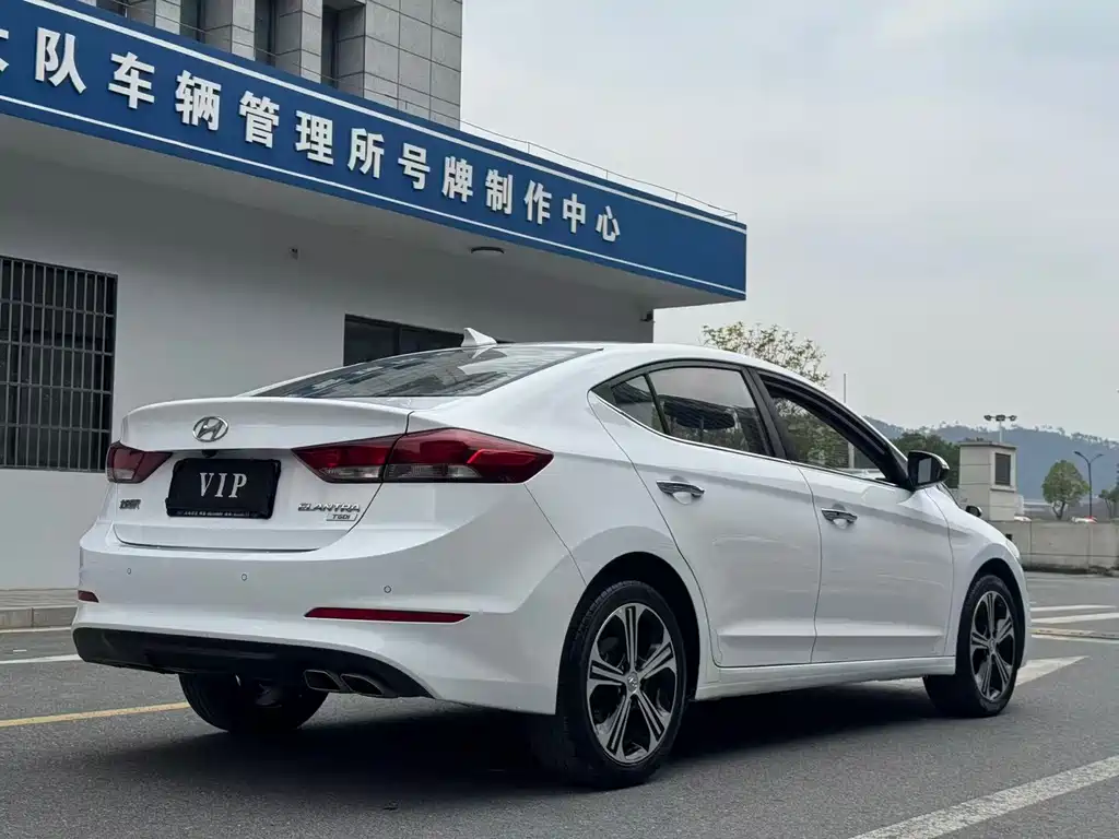 Hyundai Elantra 2019 — фото 6