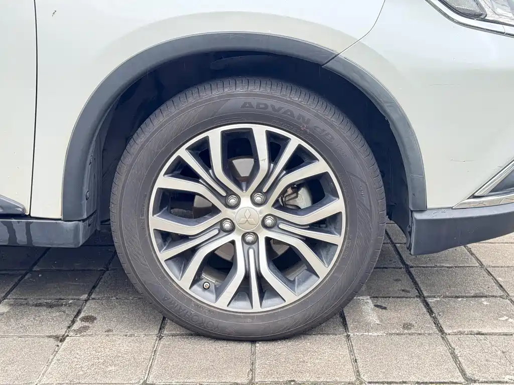Mitsubishi Outlander 2018 — фото 19