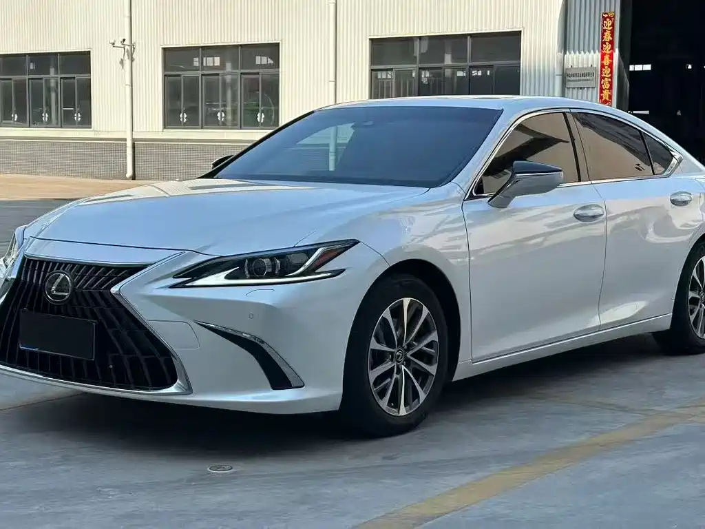 Lexus ES 2020 — фото 1
