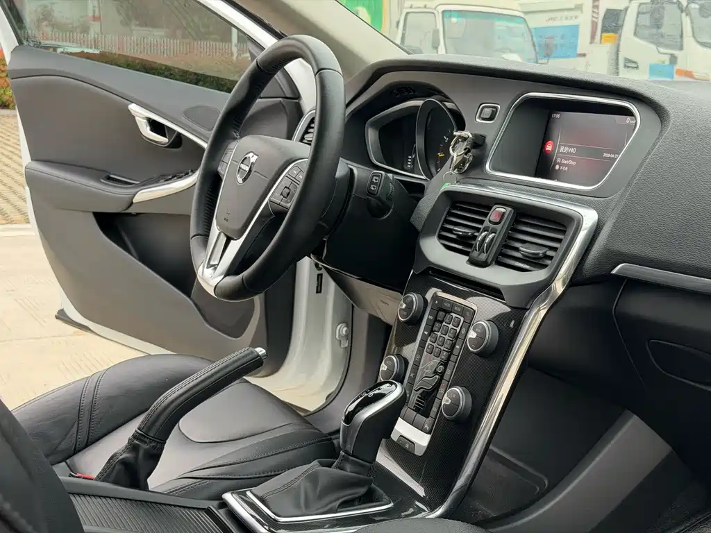 Volvo V40 2017 — фото 12