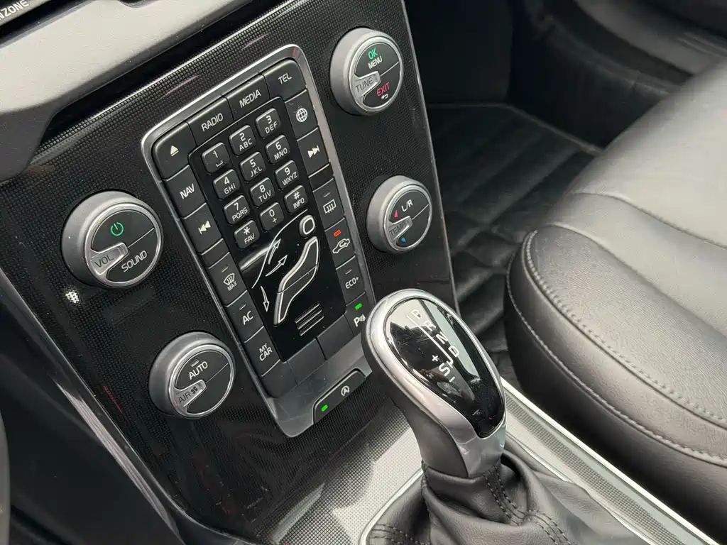 Volvo V40 2017 — фото 16