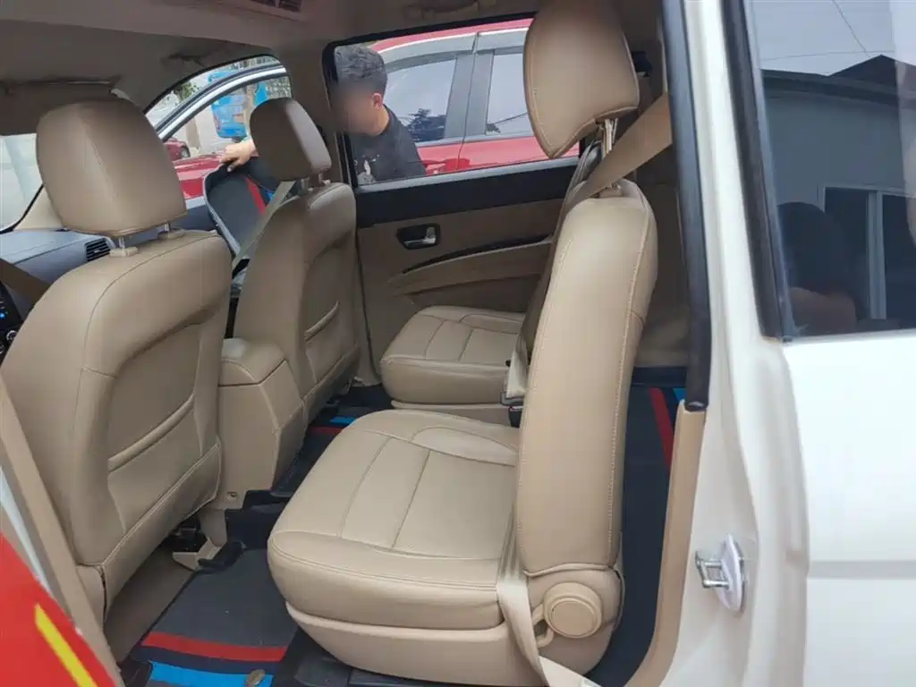 Wuling Hongguang 2015 — фото 17