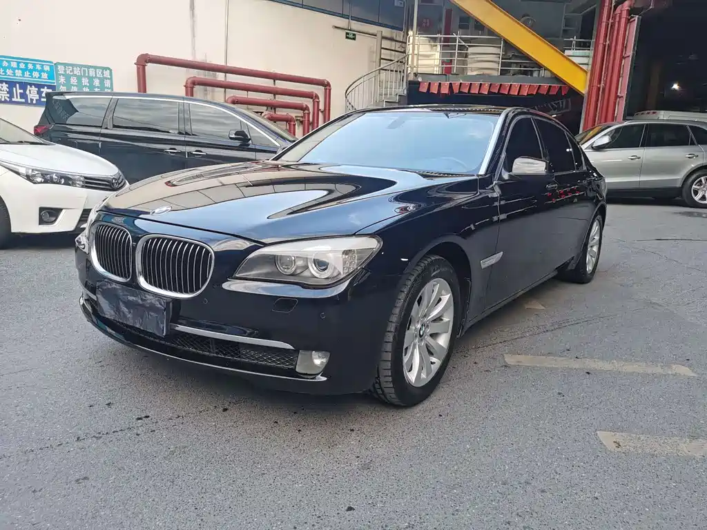 BMW 7 Series 2011 — фото 1
