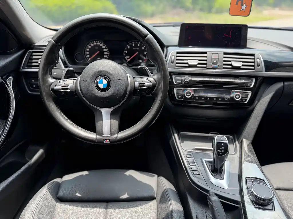 BMW 3 Series 2018 — фото 14
