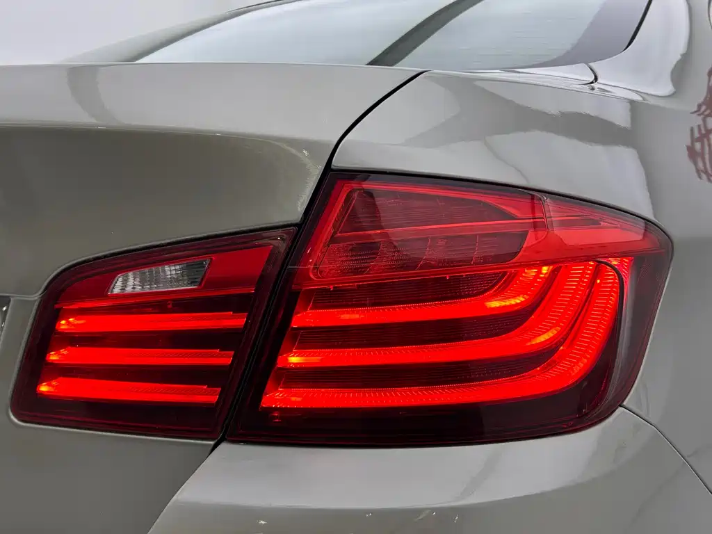 BMW 5 Series 2015 — фото 19