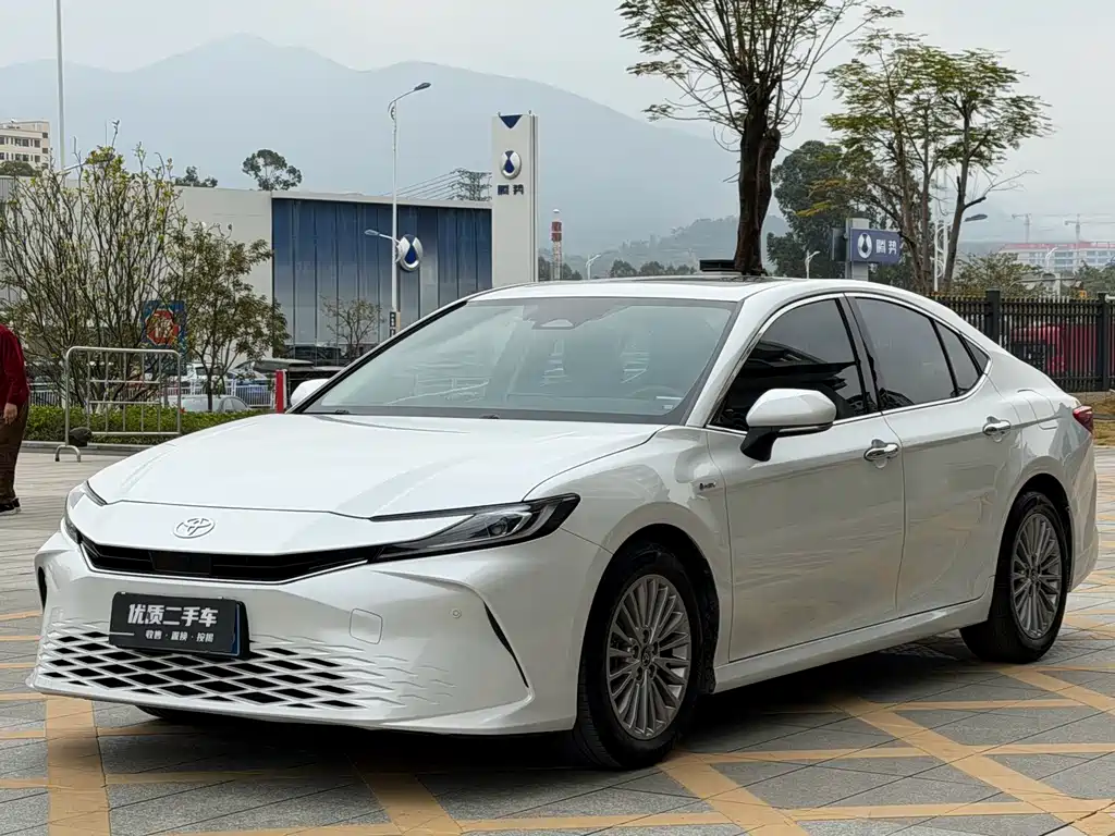 Toyota Camry 2024 — фото 1