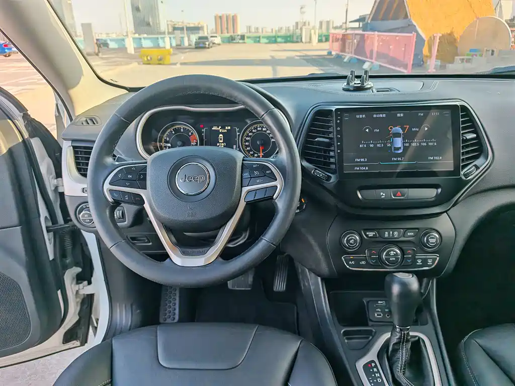 Jeep Cherokee 2017 — фото 11