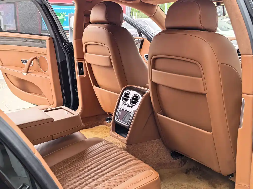 Bentley Flying Spur 2018 — фото 16