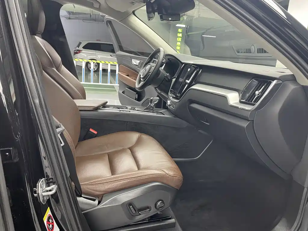 Volvo XC60 2019 — фото 12