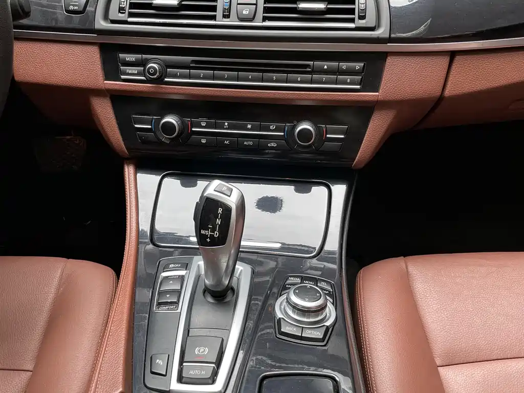BMW 5 Series 2015 — фото 18