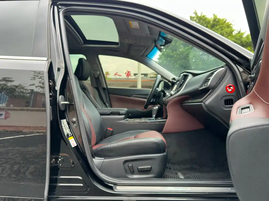 Toyota Crown 2018 — фото 12