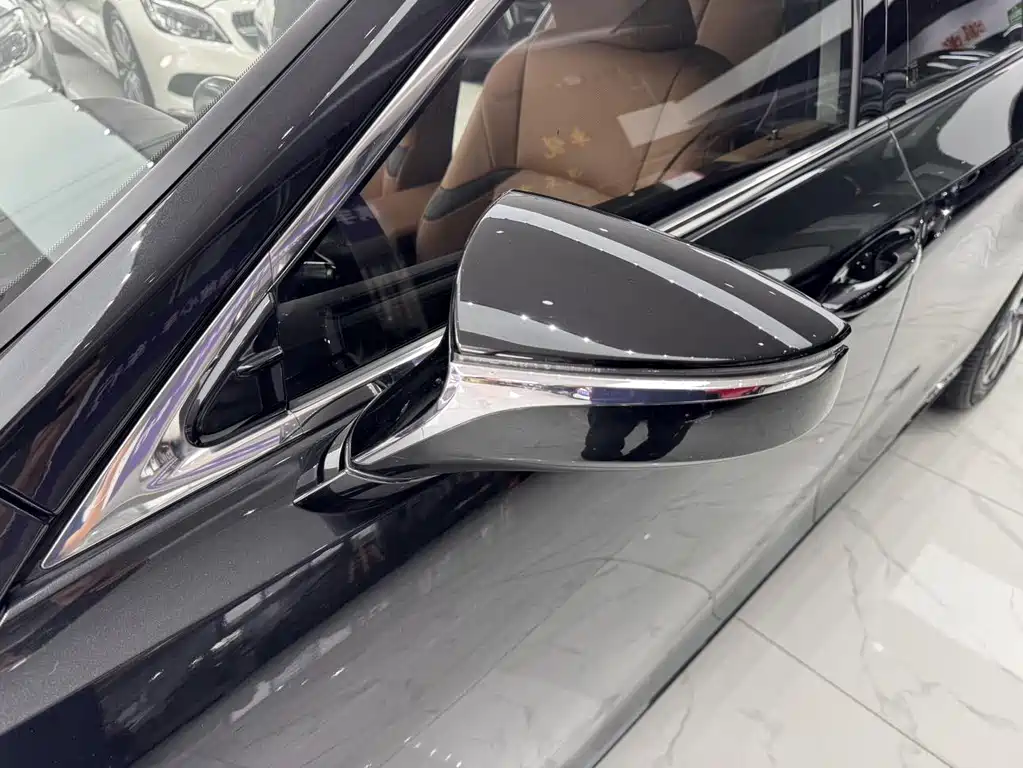 Lexus ES 2018 — фото 11
