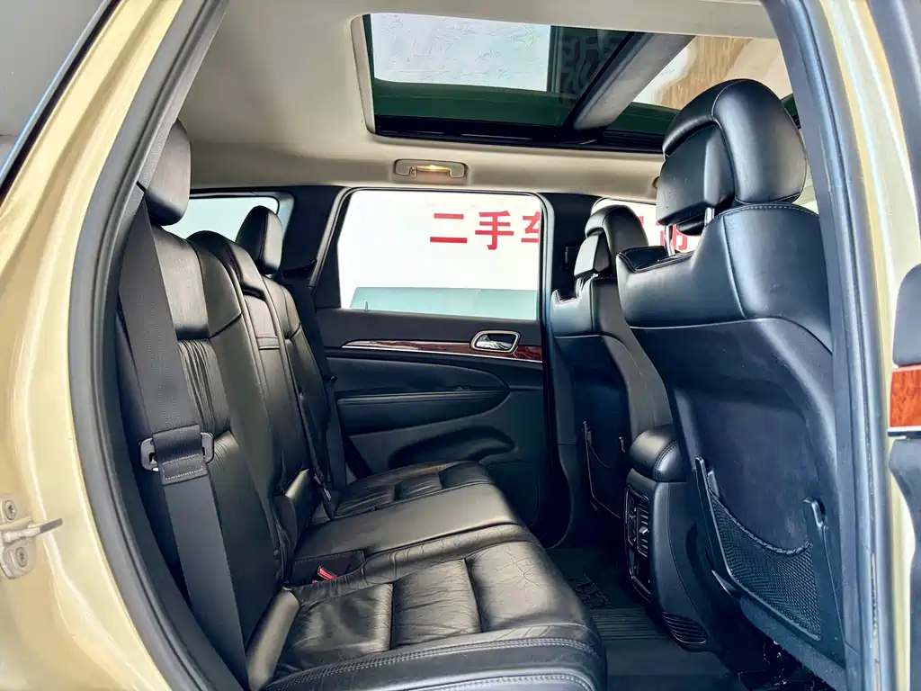 Jeep Grand Cherokee 2012 — фото 10