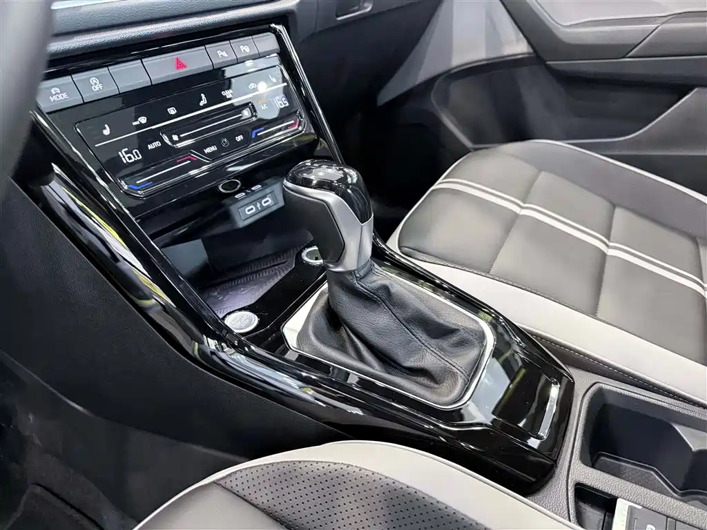 Volkswagen T-Roc 2023 — фото 16