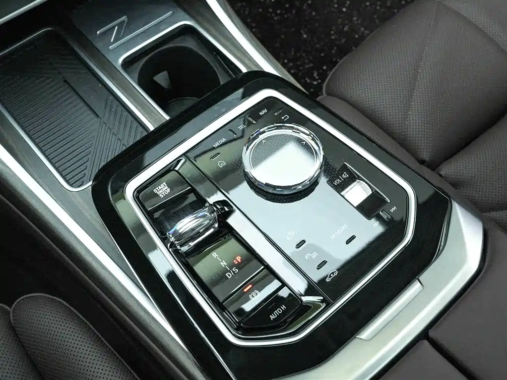 BMW 7 Series 2025 — фото 10