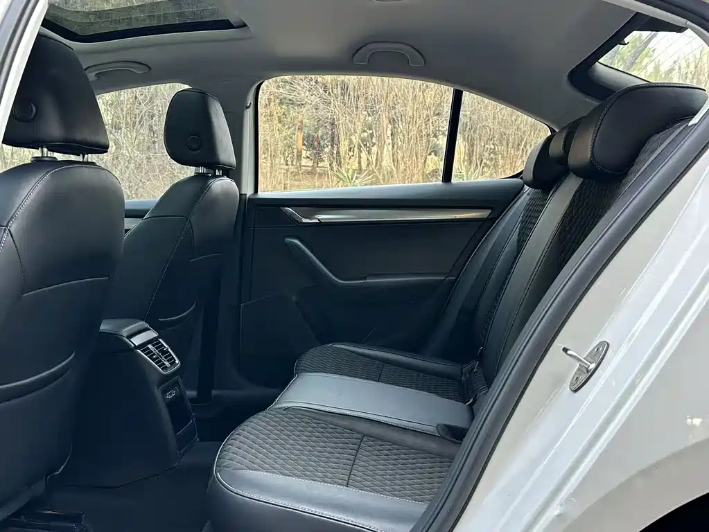 Skoda Octavia 2018 — фото 10