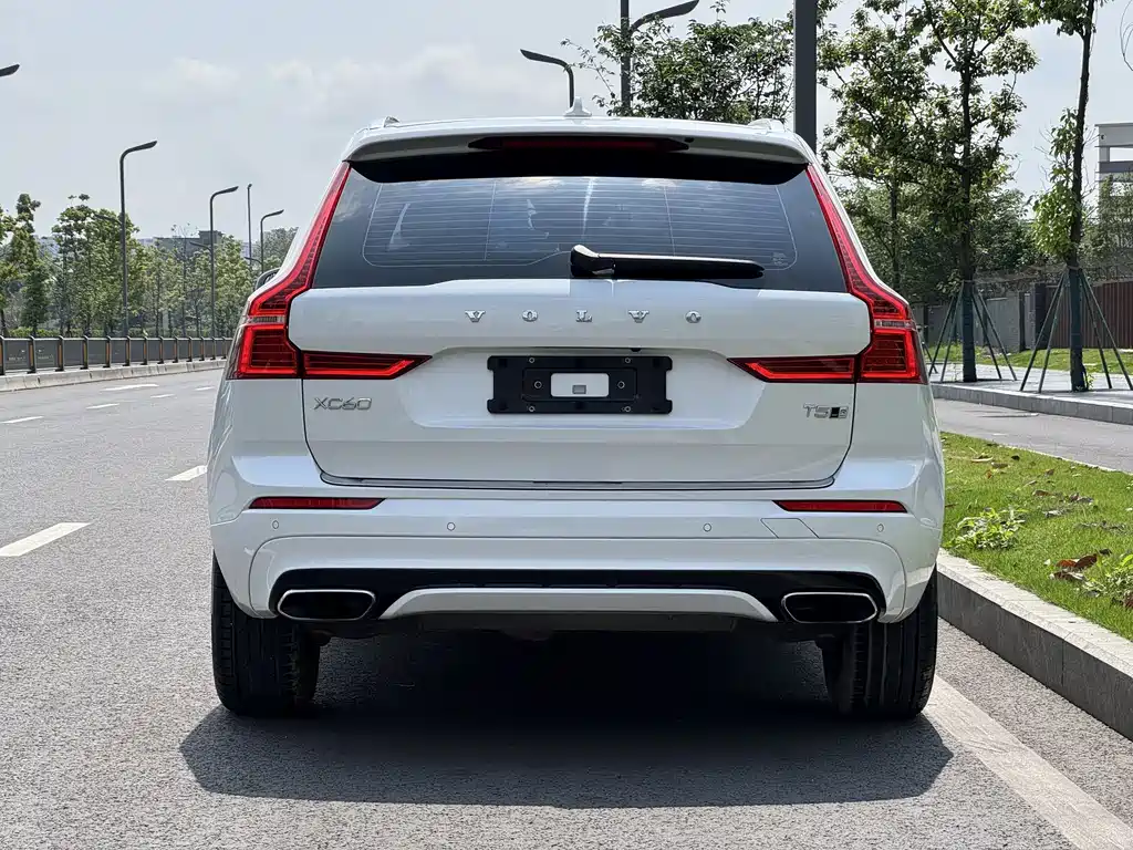 Volvo XC60 2018 — фото 12