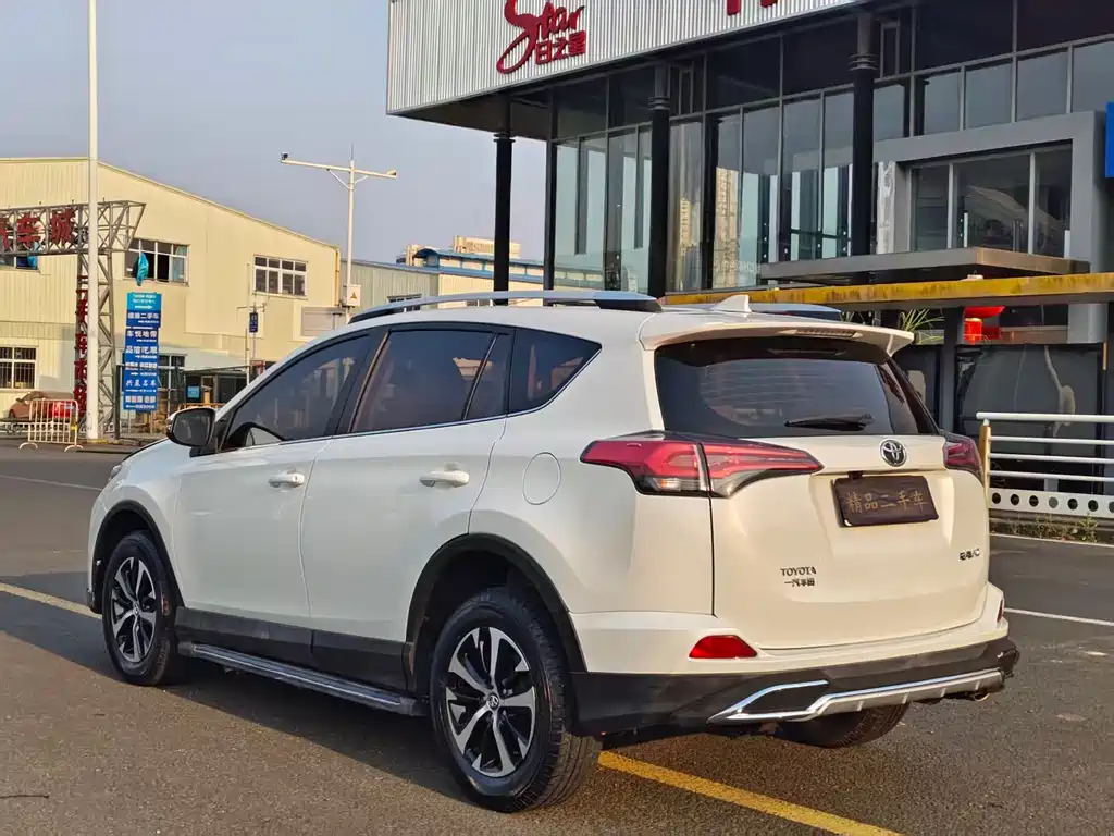 Toyota RAV4 2018 — фото 7
