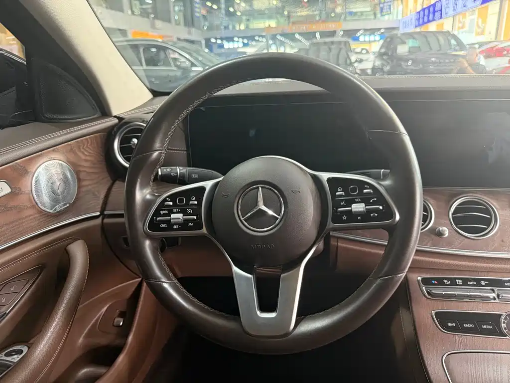 Mercedes-Benz E-Class 2020 — фото 15
